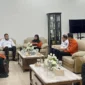 Wali Kota Padang, Fadly Amran saat menerima audiensi Kepala BPS Kota Padang Dessi Febriyanti di Kediaman Resmi Wali Kota, Rabu (21/1/2026). (Foto: Diskominfo Padang)