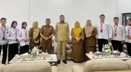 Wali Kota Padang Fadly Amran menerima audiensi Duta GenRe Kota Padang di Rumah Dinas Wali Kota, Selasa (20/1/2026). (Foto: Diskominfo Padang)