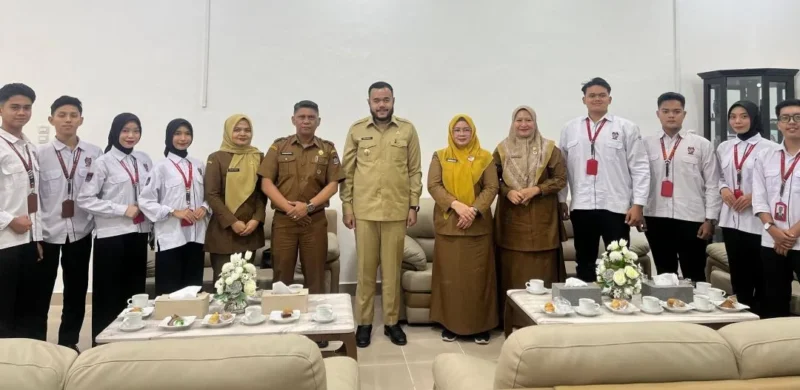 Wali Kota Padang Fadly Amran menerima audiensi Duta GenRe Kota Padang di Rumah Dinas Wali Kota, Selasa (20/1/2026). (Foto: Diskominfo Padang)