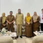 Wali Kota Padang Fadly Amran menerima audiensi Duta GenRe Kota Padang di Rumah Dinas Wali Kota, Selasa (20/1/2026). (Foto: Diskominfo Padang)
