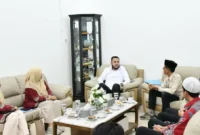 Wali Kota Padang, Fadly Amran menerima audiensi Kepala Kantor Kementerian Haji dan Umrah Kota Padang, Zulfahmi di Kediaman Resmi Wali Kota, Rabu (21/1/2026). (Foto: Prokopim Padang)