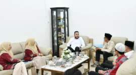 Wali Kota Padang, Fadly Amran menerima audiensi Kepala Kantor Kementerian Haji dan Umrah Kota Padang, Zulfahmi di Kediaman Resmi Wali Kota, Rabu (21/1/2026). (Foto: Prokopim Padang)