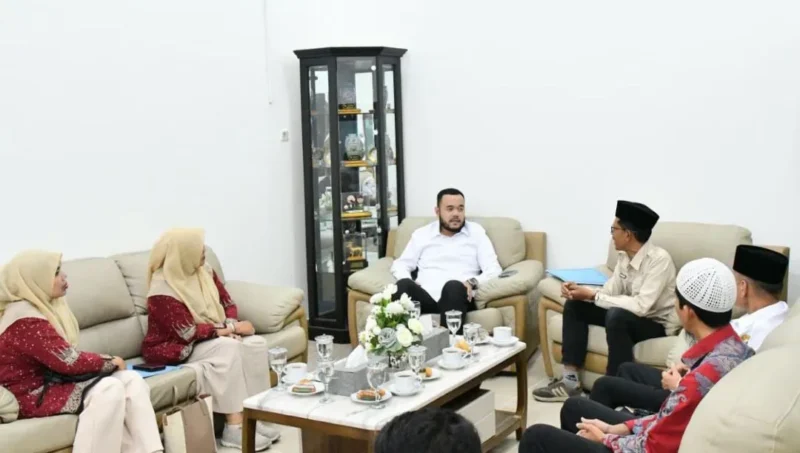 Wali Kota Padang, Fadly Amran menerima audiensi Kepala Kantor Kementerian Haji dan Umrah Kota Padang, Zulfahmi di Kediaman Resmi Wali Kota, Rabu (21/1/2026). (Foto: Prokopim Padang)