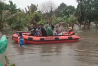 Tim BPBD Padang mengevakuasi warga Dadok Tunggul Hitam menggunakan perahu karet, Jumat sore. (Foto: Ist)