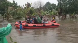 Tim BPBD Padang mengevakuasi warga Dadok Tunggul Hitam menggunakan perahu karet, Jumat sore. (Foto: Ist)