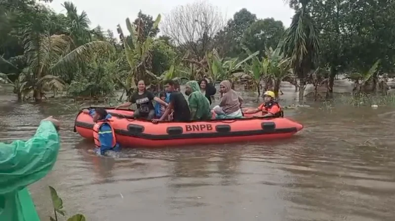 Tim BPBD Padang mengevakuasi warga Dadok Tunggul Hitam menggunakan perahu karet, Jumat sore. (Foto: Ist)