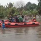 Tim BPBD Padang mengevakuasi warga Dadok Tunggul Hitam menggunakan perahu karet, Jumat sore. (Foto: Ist)