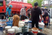 BPBD Padang menyalurkan bantuan air bersih untuk warga terdampak banjir bandang di Kota Padang. (Foto: FB Diskominfo Padang)