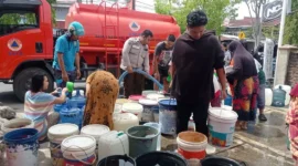 BPBD Padang menyalurkan bantuan air bersih untuk warga terdampak banjir bandang di Kota Padang. (Foto: FB Diskominfo Padang)