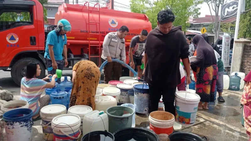 BPBD Padang menyalurkan bantuan air bersih untuk warga terdampak banjir bandang di Kota Padang. (Foto: FB Diskominfo Padang)