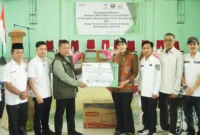 Bupati Dharmasraya Annisa Suci Ramadhani menerima Bantuan ATENSI dari Sentra Terpadu Inten Soeweno Bogor yang diwakili oleh Muttaqin untuk disalurkan kepada 861 PPKS. (Foto: Pemkab Dharmasraya)