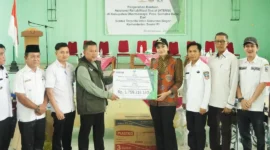 Bupati Dharmasraya Annisa Suci Ramadhani menerima Bantuan ATENSI dari Sentra Terpadu Inten Soeweno Bogor yang diwakili oleh Muttaqin untuk disalurkan kepada 861 PPKS. (Foto: Pemkab Dharmasraya)