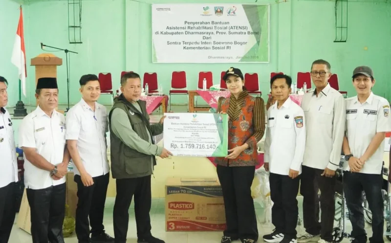Bupati Dharmasraya Annisa Suci Ramadhani menerima Bantuan ATENSI dari Sentra Terpadu Inten Soeweno Bogor yang diwakili oleh Muttaqin untuk disalurkan kepada 861 PPKS. (Foto: Pemkab Dharmasraya)