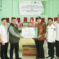Bupati Dharmasraya Annisa Suci Ramadhani menerima Bantuan ATENSI dari Sentra Terpadu Inten Soeweno Bogor yang diwakili oleh Muttaqin untuk disalurkan kepada 861 PPKS. (Foto: Pemkab Dharmasraya)
