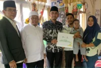 Wakil Wali Kota Padang Panjang, Allex Saputra menyerahkan bantuan biaya pengobatan kepada Zayn Alfarizqi, balita pengidap penyakit jantung bawaan asal Kelurahan Tanah Hitam, Jumat (30/1/2026). (Foto: Kominfo Padang Panjang)