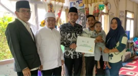 Wakil Wali Kota Padang Panjang, Allex Saputra menyerahkan bantuan biaya pengobatan kepada Zayn Alfarizqi, balita pengidap penyakit jantung bawaan asal Kelurahan Tanah Hitam, Jumat (30/1/2026). (Foto: Kominfo Padang Panjang)