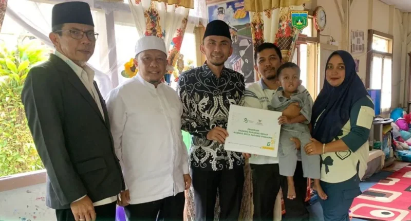 Wakil Wali Kota Padang Panjang, Allex Saputra menyerahkan bantuan biaya pengobatan kepada Zayn Alfarizqi, balita pengidap penyakit jantung bawaan asal Kelurahan Tanah Hitam, Jumat (30/1/2026). (Foto: Kominfo Padang Panjang)