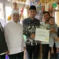 Wakil Wali Kota Padang Panjang, Allex Saputra menyerahkan bantuan biaya pengobatan kepada Zayn Alfarizqi, balita pengidap penyakit jantung bawaan asal Kelurahan Tanah Hitam, Jumat (30/1/2026). (Foto: Kominfo Padang Panjang)