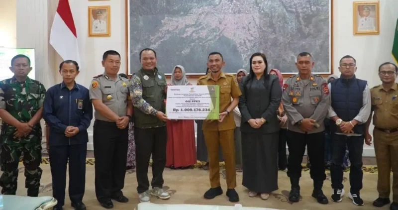 Wakil Wali Kota Padang Panjang menerima Bantuan Atensi senilai Rp1,09 miliar dari kemensos RI di Rumah Dinas Wali Kota, Selasa (27/1/2026). (Foto: Kominfo Padang Panjang)