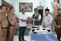 Wakil Wali Kota Padang, Maigus Nasir menyerahkan bantuan tempat tidur kepada Yarni (62) di Kelurahan Parupuak Tabiang, Kecamatan Koto Tangah, Senin (12/1/2026). (Foto: Prokopim Padang)