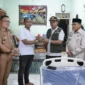 Wakil Wali Kota Padang, Maigus Nasir menyerahkan bantuan tempat tidur kepada Yarni (62) di Kelurahan Parupuak Tabiang, Kecamatan Koto Tangah, Senin (12/1/2026). (Foto: Prokopim Padang)