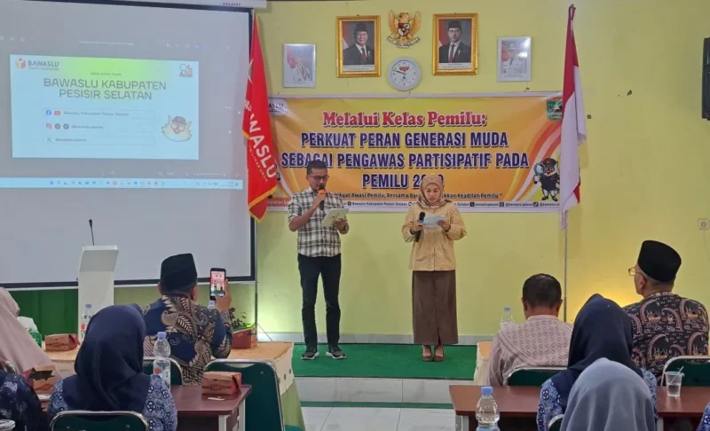 
Siswa SMAN 2 Painan mendengarkan paparan dari narasumber saat deklarasikan pengawas partisipatif muda. (Foto: Dok. Humas Bawaslu)