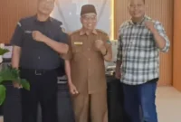 Kepala SMAN 2 Painan, Erisman (tengah) bersama Kepala Sekretariat Bawaslu Pessel, Rinaldi (kiri) dan Anggota Bawaslu, Bambang Putra Niko. (Foto: Dok. Humas Bawaslu)