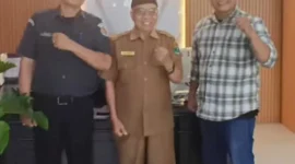 Kepala SMAN 2 Painan, Erisman (tengah) bersama Kepala Sekretariat Bawaslu Pessel, Rinaldi (kiri) dan Anggota Bawaslu, Bambang Putra Niko. (Foto: Dok. Humas Bawaslu)