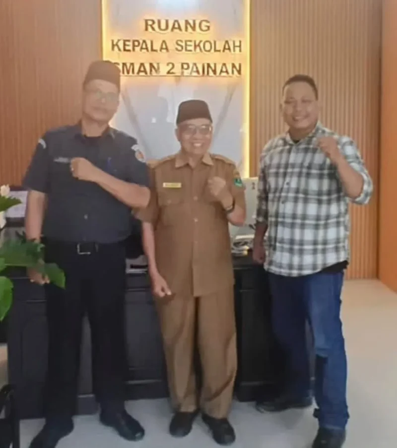 Kepala SMAN 2 Painan, Erisman (tengah) bersama Kepala Sekretariat Bawaslu Pessel, Rinaldi (kiri) dan Anggota Bawaslu, Bambang Putra Niko. (Foto: Dok. Humas Bawaslu)