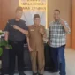 Kepala SMAN 2 Painan, Erisman (tengah) bersama Kepala Sekretariat Bawaslu Pessel, Rinaldi (kiri) dan Anggota Bawaslu, Bambang Putra Niko. (Foto: Dok. Humas Bawaslu)