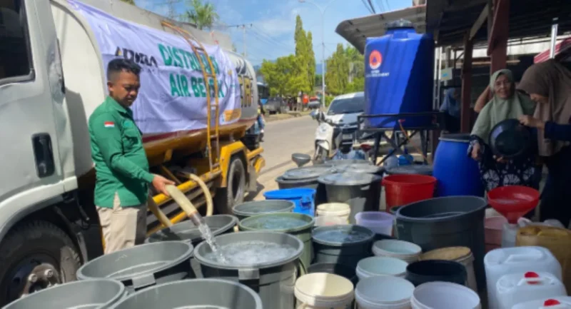 Baznas Padang menyalurkan air bersih sebanyak 208.000 liter untuk warga terdampak kekeringan  di sejumlah wilayah Kota Padang. (Foto: Baznas Padang)
