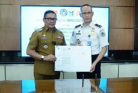 Wali Kota Bukittinggi Ramlan Nurmatias dan Kepala Kantor Wilayah Direktorat Jenderal Imigrasi Sumbar, Nurudin memperlihatkan PKS antara Pemko Bukittinggi dan Kanwil Ditjen Imigrasi Sumbar di Kantor Wali Kota Bukittinggi, Senin (12/1/2026). (Foto: Kominfo Bukittinggi)