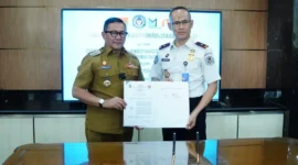 Wali Kota Bukittinggi Ramlan Nurmatias dan Kepala Kantor Wilayah Direktorat Jenderal Imigrasi Sumbar, Nurudin memperlihatkan PKS antara Pemko Bukittinggi dan Kanwil Ditjen Imigrasi Sumbar di Kantor Wali Kota Bukittinggi, Senin (12/1/2026). (Foto: Kominfo Bukittinggi)