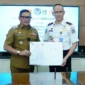 Wali Kota Bukittinggi Ramlan Nurmatias dan Kepala Kantor Wilayah Direktorat Jenderal Imigrasi Sumbar, Nurudin memperlihatkan PKS antara Pemko Bukittinggi dan Kanwil Ditjen Imigrasi Sumbar di Kantor Wali Kota Bukittinggi, Senin (12/1/2026). (Foto: Kominfo Bukittinggi)