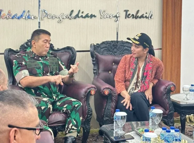 Bupati Dharmasraya Annisa Suci Ramadhani menemui Pangdam XX/TIB Mayjen TNI Arief Gajah Mada di Padang, Kamis (22/1/2026). (Foto: Pemkab Dharmasraya)