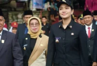 Bupati Dharmasraya Annisa Suci Ramadhani bertindak sebagai inspektur upacara peringatan HUT ke-22 Kabupaten Dharmasraya di Lapangan Sepak Bola Matador Seberang Piruko, Nagari Koto Baru, Selasa (6/1/2026). (Foto: Pemkab Dharmasraya)