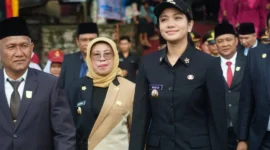 Bupati Dharmasraya Annisa Suci Ramadhani bertindak sebagai inspektur upacara peringatan HUT ke-22 Kabupaten Dharmasraya di Lapangan Sepak Bola Matador Seberang Piruko, Nagari Koto Baru, Selasa (6/1/2026). (Foto: Pemkab Dharmasraya)