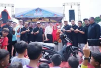 Bupati Dharmasraya, Annisa Suci Ramadhani bersama pemenang hadiah utama jalan santai Minggu (4/1/2026). (Foto: Pemkab Dharmasraya)