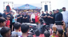 Bupati Dharmasraya, Annisa Suci Ramadhani bersama pemenang hadiah utama jalan santai Minggu (4/1/2026). (Foto: Pemkab Dharmasraya)