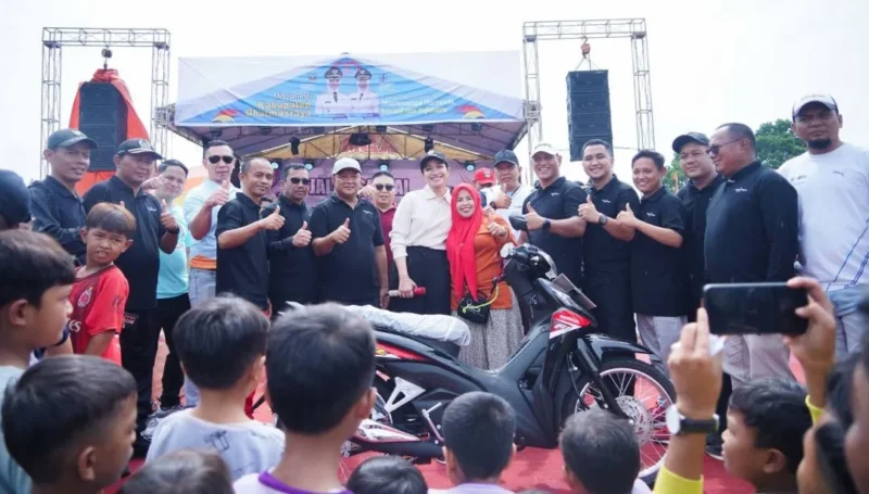 Bupati Dharmasraya, Annisa Suci Ramadhani bersama pemenang hadiah utama jalan santai Minggu (4/1/2026). (Foto: Pemkab Dharmasraya)