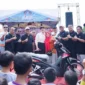 Bupati Dharmasraya, Annisa Suci Ramadhani bersama pemenang hadiah utama jalan santai Minggu (4/1/2026). (Foto: Pemkab Dharmasraya)