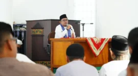 Bupati Tanah Datar Eka Putra menyampaikan sambutan saat peringatan Isra Mi’raj Nabi Muhammad SAW 1447 H di Masjid Nurul Amin, Pagaruyung, Jumat (23/1/2026). (Foto: Prokopim Tanah Datar)