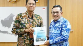 Bupati Tanah Datar Eka Putra menemui Dirjen PDN Kemendag RI, Iqbal Shoffan Shofwan di Ruang Rapat Ditjen PDN, Gedung Kemendag RI, Jakarta, Selasa (13/1/2025). (Foto: Prokopim Tanah Datar)