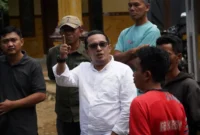 Bupati Tanah Datar Eka Putra meninjau Jalan Usaha Tani Dusun Bayua, Nagari Tanjuang Alam, Kecamatan Tanjuang Baru, Minggu (25/1/2026). (Foto: Prokopim Tanah Datar)