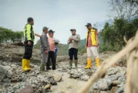 Bupati Tanah Datar Eka Putra mengunjungi lokasi terdampak bencana hidrometeorologi di Nagari Guguak Malalo, Sabtu (3/1/2026). (Foto: Prokopim Tanah Datar)