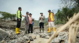 Bupati Tanah Datar Eka Putra mengunjungi lokasi terdampak bencana hidrometeorologi di Nagari Guguak Malalo, Sabtu (3/1/2026). (Foto: Prokopim Tanah Datar)