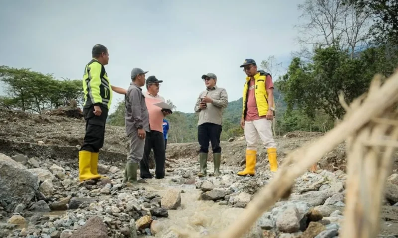 Bupati Tanah Datar Eka Putra mengunjungi lokasi terdampak bencana hidrometeorologi di Nagari Guguak Malalo, Sabtu (3/1/2026). (Foto: Prokopim Tanah Datar)