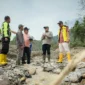 Bupati Tanah Datar Eka Putra mengunjungi lokasi terdampak bencana hidrometeorologi di Nagari Guguak Malalo, Sabtu (3/1/2026). (Foto: Prokopim Tanah Datar)