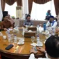 Bupati Eka Putra menerima kunjungan kerja Wakil Kepala BPS RI Sonny Harry Budiutomo Harmadi ke Tanah Datar, Jumat (23/1/2026). (Foto: Prokopim Tanah Datar)