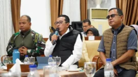 Bupati Tanah Datar Eka Putra mengikuti FGD Forkopimda bersama Gubernur Sumbar dan OPD secara virtual dari Gedung Indo Jolito, Batusangkar, Senin (5/1/2026) malam. (Foto: Prokopim Tanah Datar)